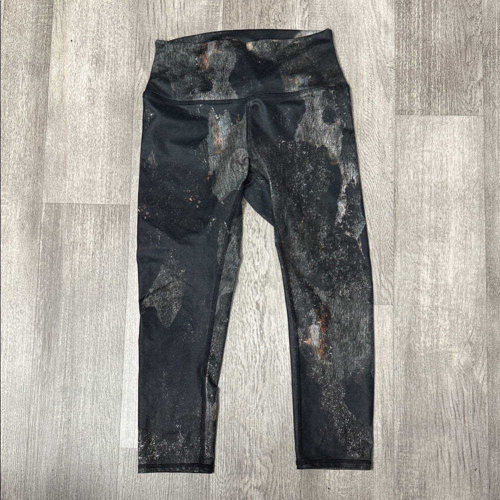 ALO Yoga Black and Gray Patterned Capri Leggings - Picture 3 of 4